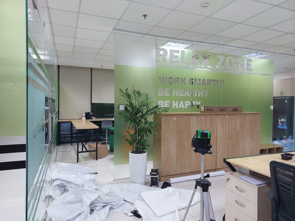 thiết kế, in ấn decal trang trí văn phòng