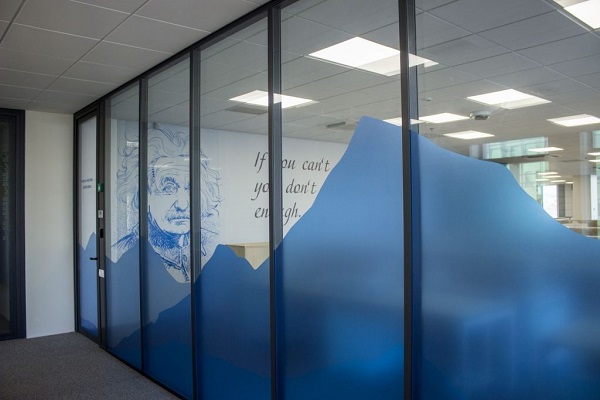 trang trí kính văn phòng